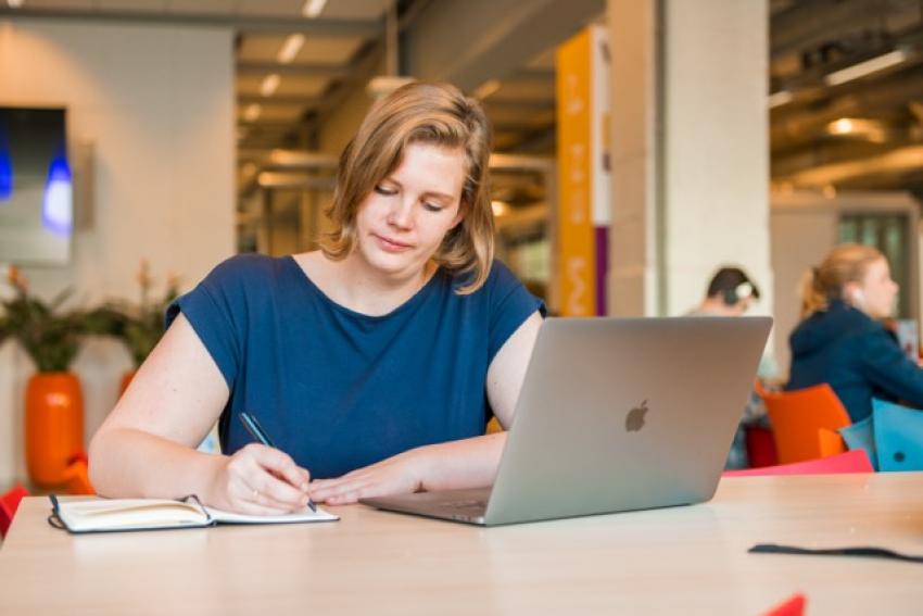 beeld van collega van gemeente Eindhoven werkend achter een laptop