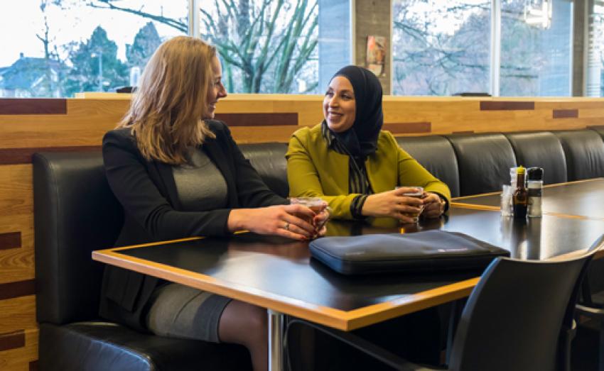 Afbeelding van medewerkers van de gemeente Eindhoven in overleg met elkaar