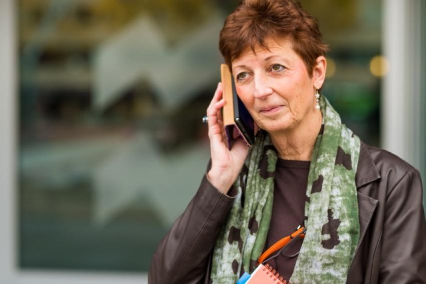 Bellende collega staand voor het stadhuis van de gemeente Eindhoven
