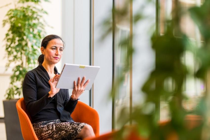 collega zittend en werkend met een tablet van de gemeente Eindhoven