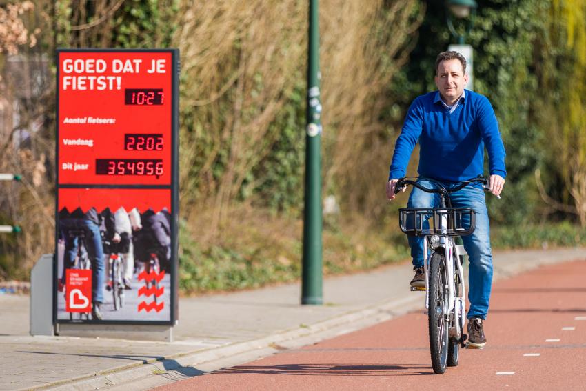 Collega op de fiets van de gemeente Eindhoven