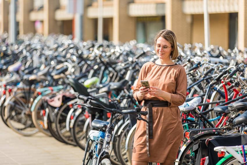 collega bij fietsenstalling station gemeente Eindhoven