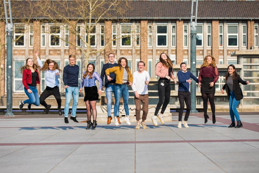 Stagiaires van de gemeente Eindhoven springend op stadhuisplein