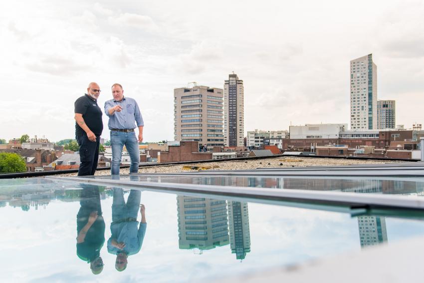 collega van de gemeente Eindhoven aan het werk