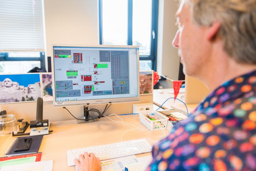 collega van de gemeente Eindhoven aan het werk