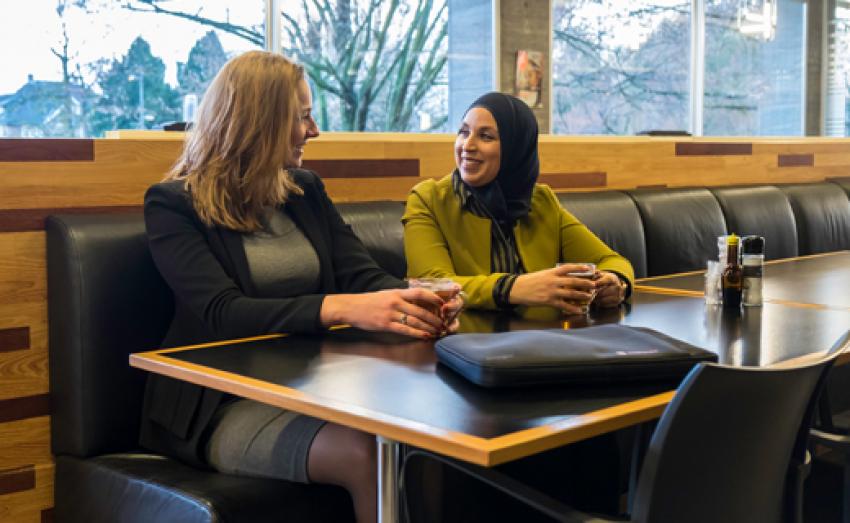 Collega's van de gemeente Eindhoven in overleg met elkaar